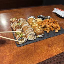 Small platter: 3 sushi rolls of choice, boneless and sauces to dip. (For 3-4 people)