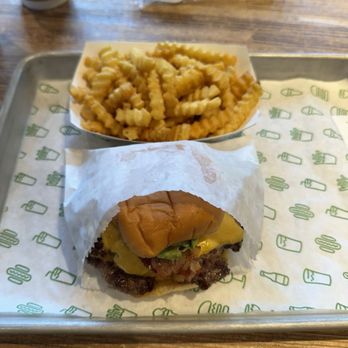 Shake Shack Dumbo - avocado bacon burger - Burgers Near Me - Brooklyn, New York Shake Shack Dumbo - avocado bacon burger - Burgers Near Me - Brooklyn, New York