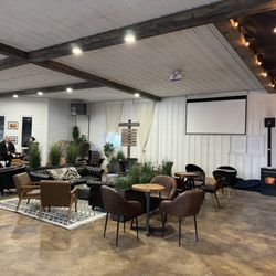 Peach Barn Farmhouse & Brewery - Spacious, ample seating!