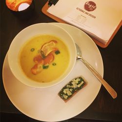 Kugel - Topinambur-Suppe mir Löwenzahn-Crostini