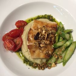 Empório Jardim - Filé de peixe do dia com purê de batata doce, tomates e aspargos no pesto de salsa, coroado com granola salgada. (R$54,90)