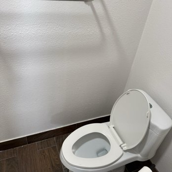 Monterey Surf Inn - Bathroom - Hotels Near Me - Monterey, California