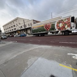 Natsukashii - This is a Cysco truck. Guaranteeing their meat and produce are not fresh.