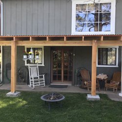 Read's Oak Knoll B&B - Grassy area and entrance