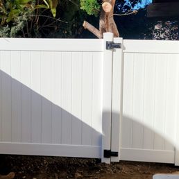 Side yard vinyl fence Side yard vinyl fence