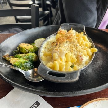 Tidal Raves - Crab Mac and cheese - New American Near Me - Depoe Bay, Oregon