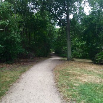 Turner's Pond - Dirt trail that loops the pond - Parks Near Me