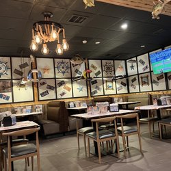 Aloha Krab Cajun Seafood & Bar - Dinning room seating