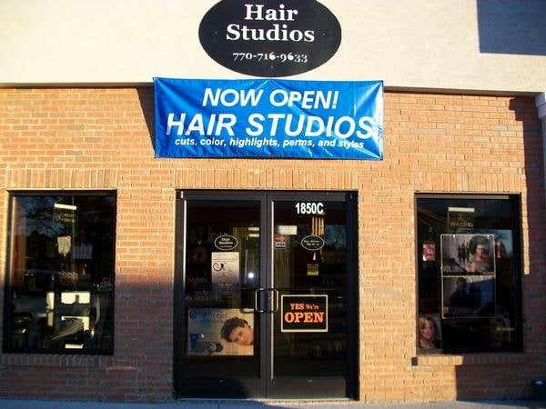 Swayzee's Hair Studios Logo