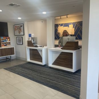 Holiday Inn Express - Front Lobby - Hotels Near Me - Redding, California