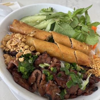 Pho Que Huong - BÚN CHẢ GIÒ - HEO NƯỚNG SPRING ROLLS AND GRILL PORK VERMICELLI - Vietnamese Near Me - Honolulu, Hawaii