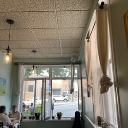 Outer Clove Restaurant - Beautiful open space with a musician setting up to play.