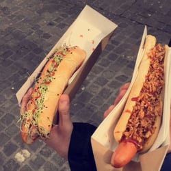 Stüssihofbar - Links Zwiebelsprossen, Greyerzer, Mayo, Ketchup - rechts Barläuchsauce, Ketchup, Röstzwiebeln