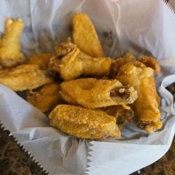Social House 227 - Naked wings with fry seasoning