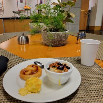 Cedarbrook Lodge - Breakfast...excellent choices in the restaurant. - Hotels Near Me - SeaTac, Washington