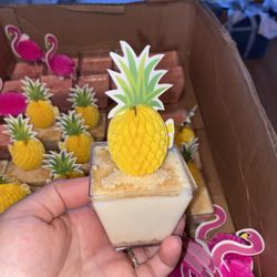 Yessy’s Cakes - Mini key lime pie desserts with tropical theme