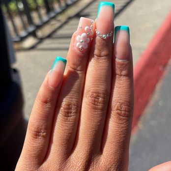 Nice Salon - Lisa did this set. I love it, she took her time and she's very sweet and professional. - Hair Salons Near Me - Hayward, California