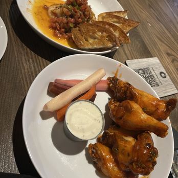 Puttery - Cajun Shrimp and Salt & Pepper Wings - Mini Golf Near Me - Miami, Florida