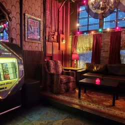 Twilite Lounge - Lounge and jukebox.