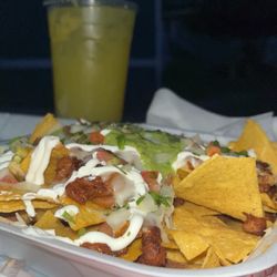 Taqueria 3 Hermanos - Alpastor nachos!! Con agua de piña