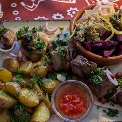 DOLI - 030 Ghoris Mzwadi : Schaschlik aus Schweinenacken, mit Kartoffelecken, hausgemachten Solenja und Adjikasoße