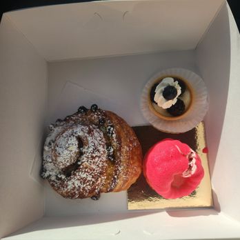 Altadena Bakery - A sample of the goods - Desserts Near Me - Burbank, California Altadena Bakery - A sample of the goods - Desserts Near Me - Burbank, California