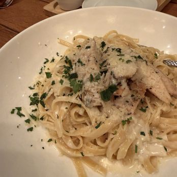 Vivo Italian Kitchen - Chicken Fettucine Alfredo - Italian Near Me - Orlando, Florida Vivo Italian Kitchen - Chicken Fettucine Alfredo - Italian Near Me - Orlando, Florida