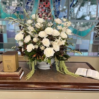Bougie Twigs & Blooms - Memorial service bouquet - Floral Designers Near Me
