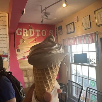 Gruto's Soft Serve - Small banana chocolate twist - Ice Cream & Frozen Yogurt Near Me - Leesburg, Virginia