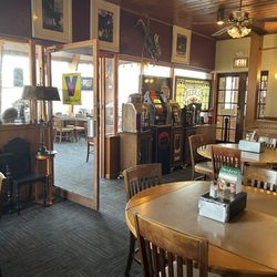Red’s Steak and BBQ - Dining room
