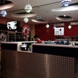 Tapioca House - Pantallas con videoclips musicales y Deco moderna en naranja.