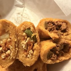 Half-section of pollo y carne Pastelitos