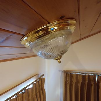 Colonial Gables - Cheap outdated lights - Hotels Near Me - Belfast, Maine