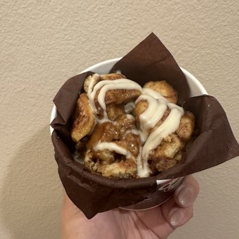 Cinnabon Swirl - Warm and yummy cinnamon roll - Bakeries Near Me - Pasadena, California