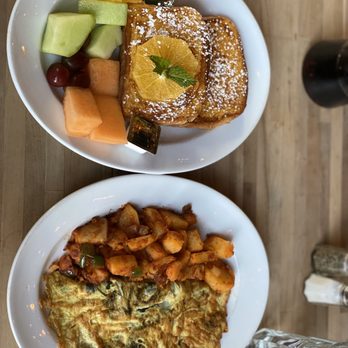 Parlay - French toast Spinach omelette with home fries - New American Near Me - Sunset Park, New York Parlay - French toast Spinach omelette with home fries - New American Near Me - Sunset Park, New York
