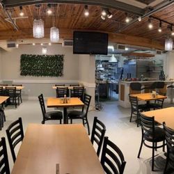 Paliottis Westside - Casual and quaint atmosphere