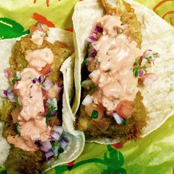 Pescao y Papitas - Fish Tacos con salsa Tartar picante y batatas fritas.