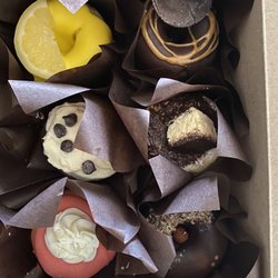 Carb Free Baking Co. - Variety pack of donuts (Lemon Drop, Chocolate Peanut Butter, Dynamo Nanaimo, Hazelnut Crunch, Strawberry Fields, Chocochip)