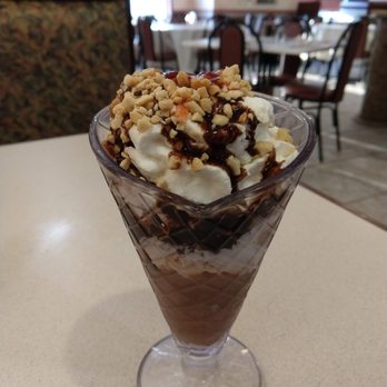 Delizioso Italian Grill - CMP (Chocolate Marshmallow Peanuts) Sundae - Pizza Near Me - Macungie, Pennsylvania