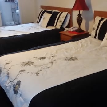 Holiday Motel - Cute place, clean, two beds in room - Hotels Near Me - Bend, Oregon