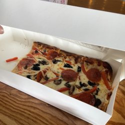 Ice House - Pepperoni, red pepper and mushroom flatbread (custom)