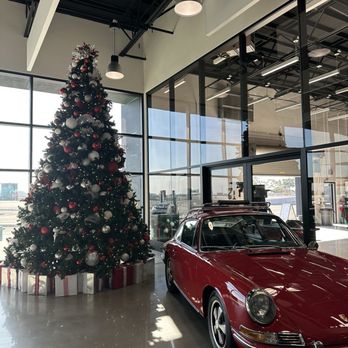 Porsche Experience Center Los Angeles - Seasonal display! - Racing Experience Near Me - Carson, California Porsche Experience Center Los Angeles - Seasonal display! - Racing Experience Near Me - Carson, California