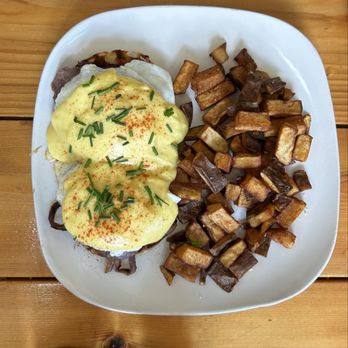 Camp Shasta - Tri tip Benedict - Breakfast & Brunch Near Me - Lakehead, California