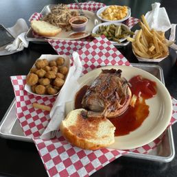 Pulled pork with green beans and mac&cheeze. Bbq brisket with fries and fried ocre Pulled pork with green beans and mac&cheeze. Bbq brisket with fries and fried ocre