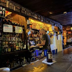 The Chart Room - Cool dive bar