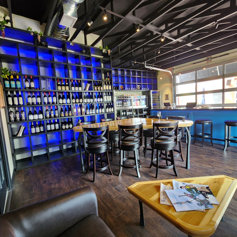 WineDown Wine Bar & Shop - vineyard in Lake Placid, FL