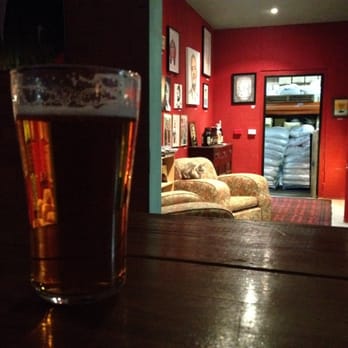 Young Henrys - A Few Of My Favourite Things beer and the resident cat (aka Boss Cat) - Breweries Near Me - Newtown, NSW