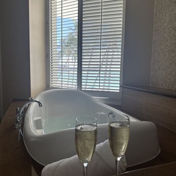 Moana Lani Spa - The tub in our massage room to soak in after our massages with champagne - Day Spas Near Me - Honolulu, Hawaii