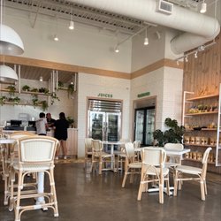 Juice Us - Edinburg - Place is a bop. Ignore the empty seating