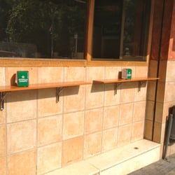 Gallardo - Barra en el exterior del bar para fumadores